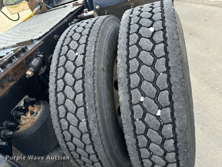 image for item NL9944 2019 Freightliner  Cascadia semi truck