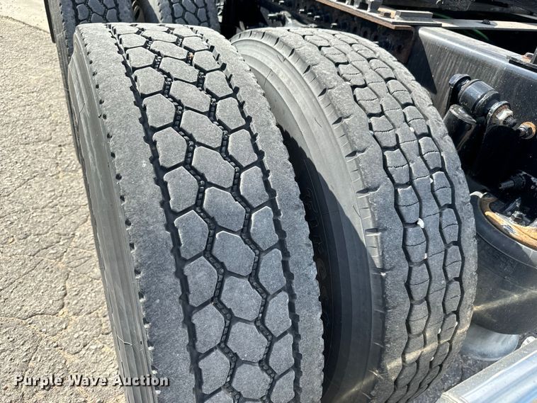 image for item NL9944 2019 Freightliner  Cascadia semi truck