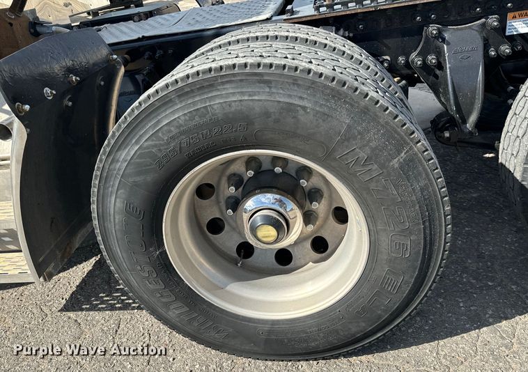 image for item NL9944 2019 Freightliner  Cascadia semi truck