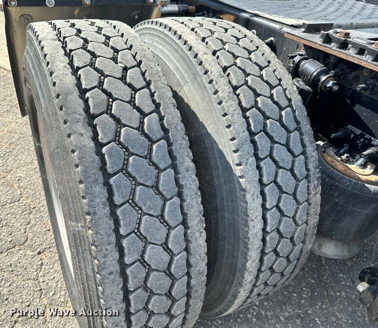 image for item NL9944 2019 Freightliner  Cascadia semi truck