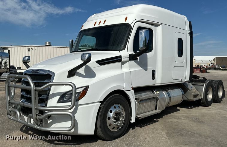 image for item NL9945 2020 Freightliner  Cascadia semi truck