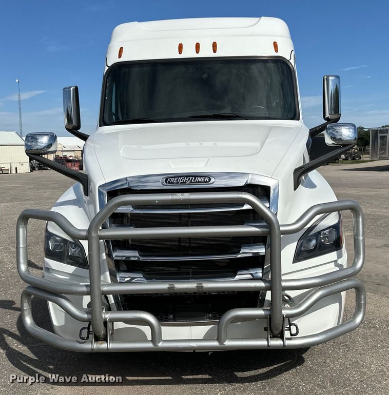 image for item NL9945 2020 Freightliner  Cascadia semi truck