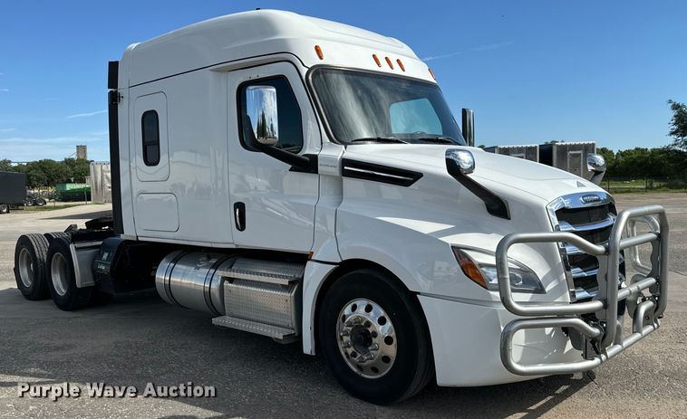 image for item NL9945 2020 Freightliner  Cascadia semi truck