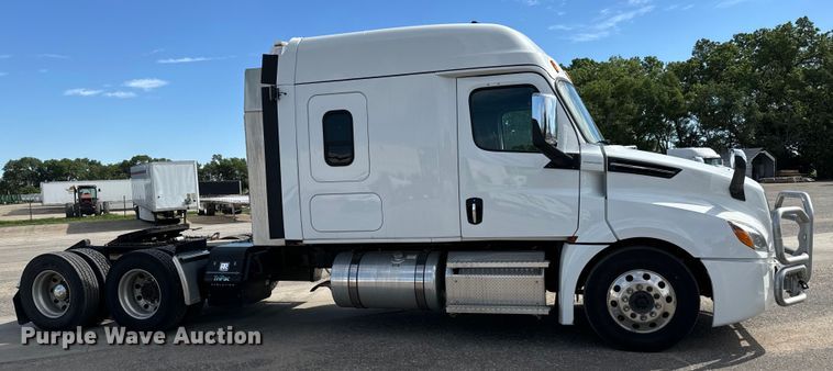 image for item NL9945 2020 Freightliner  Cascadia semi truck