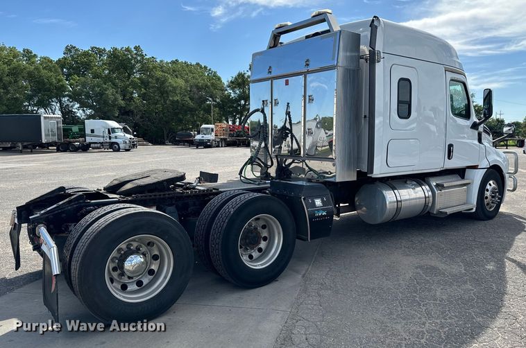 image for item NL9945 2020 Freightliner  Cascadia semi truck