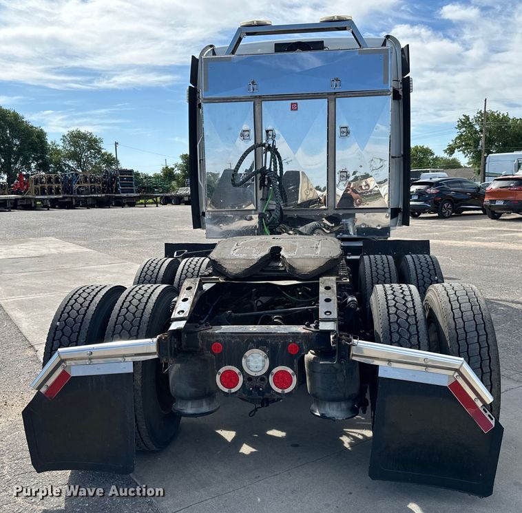 image for item NL9945 2020 Freightliner  Cascadia semi truck