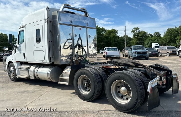 image for item NL9945 2020 Freightliner  Cascadia semi truck