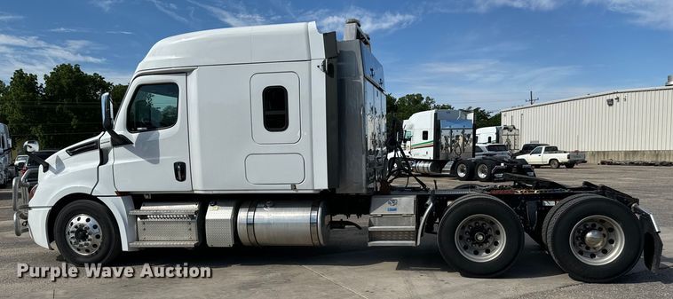 image for item NL9945 2020 Freightliner  Cascadia semi truck