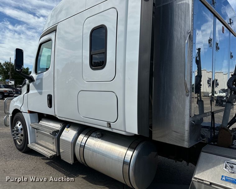 image for item NL9945 2020 Freightliner  Cascadia semi truck