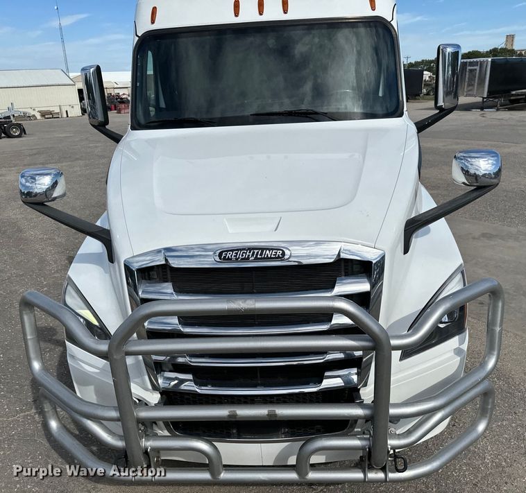 image for item NL9945 2020 Freightliner  Cascadia semi truck