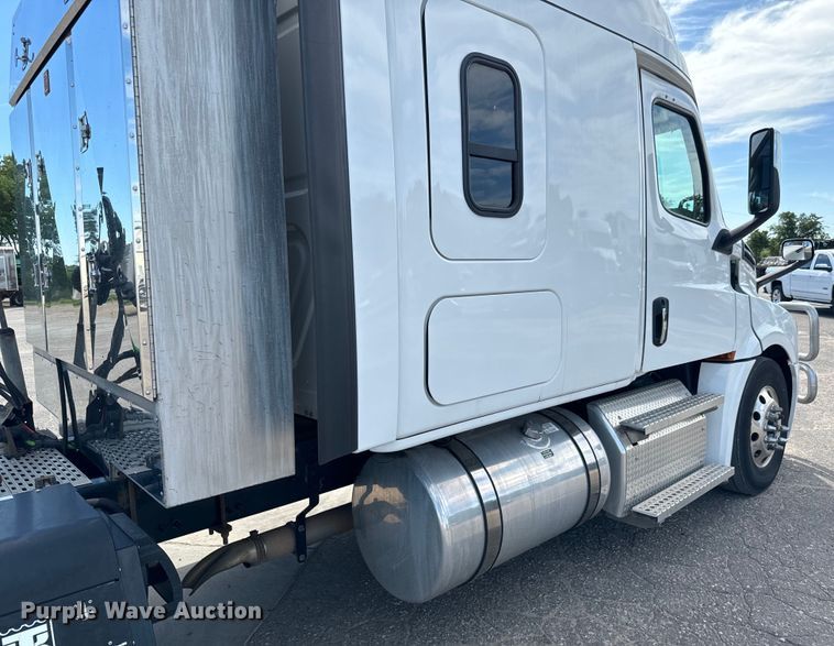 image for item NL9945 2020 Freightliner  Cascadia semi truck