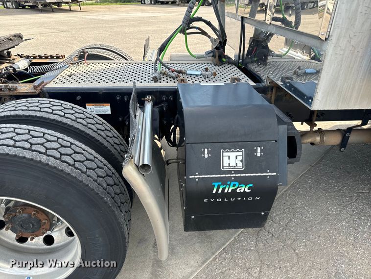 image for item NL9945 2020 Freightliner  Cascadia semi truck