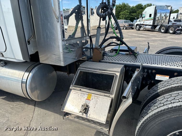 image for item NL9945 2020 Freightliner  Cascadia semi truck