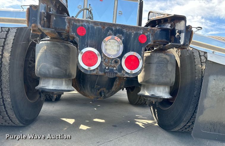 image for item NL9945 2020 Freightliner  Cascadia semi truck