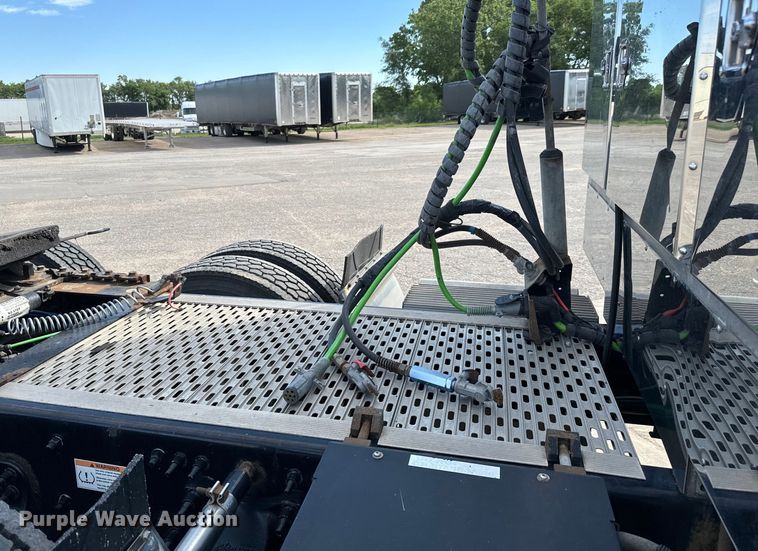 image for item NL9945 2020 Freightliner  Cascadia semi truck