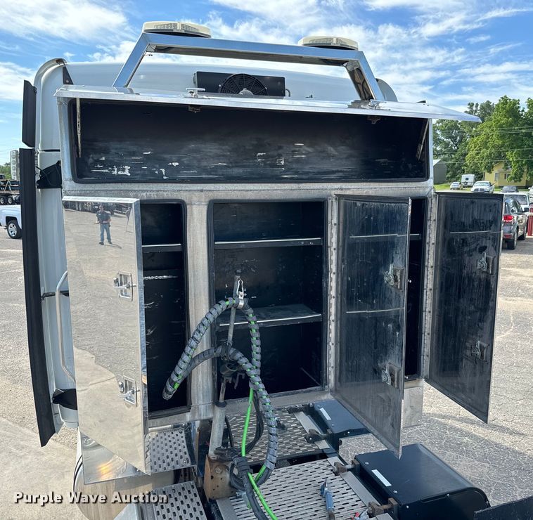 image for item NL9945 2020 Freightliner  Cascadia semi truck