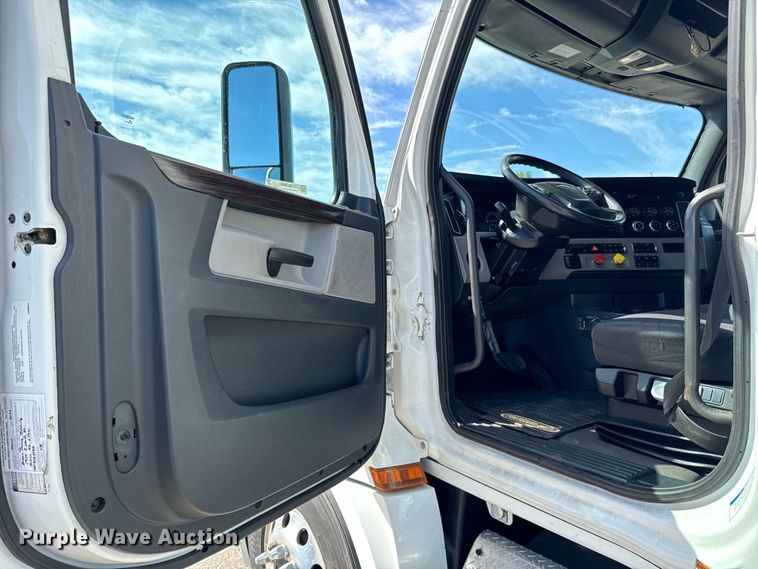 image for item NL9945 2020 Freightliner  Cascadia semi truck