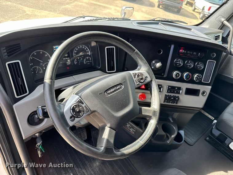 image for item NL9945 2020 Freightliner  Cascadia semi truck