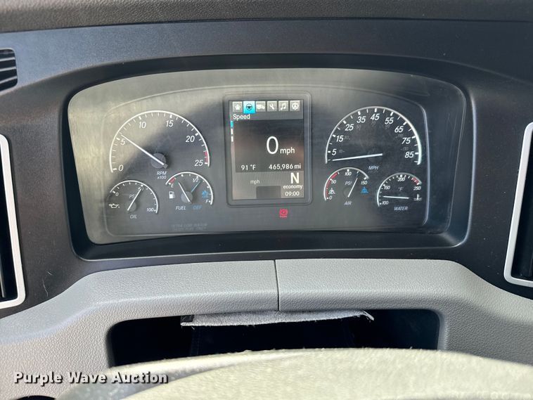 image for item NL9945 2020 Freightliner  Cascadia semi truck