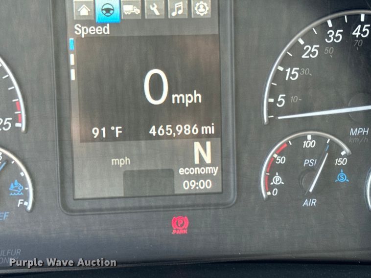 image for item NL9945 2020 Freightliner  Cascadia semi truck