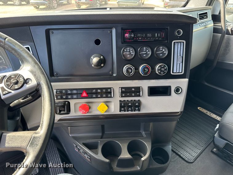 image for item NL9945 2020 Freightliner  Cascadia semi truck