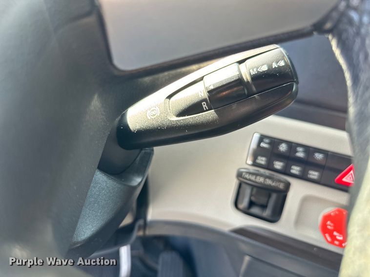 image for item NL9945 2020 Freightliner  Cascadia semi truck