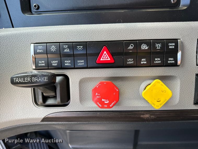 image for item NL9945 2020 Freightliner  Cascadia semi truck