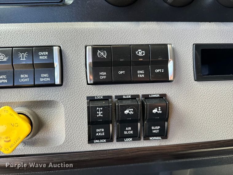 image for item NL9945 2020 Freightliner  Cascadia semi truck