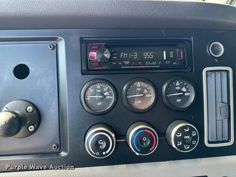 image for item NL9945 2020 Freightliner  Cascadia semi truck