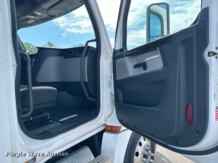 image for item NL9945 2020 Freightliner  Cascadia semi truck