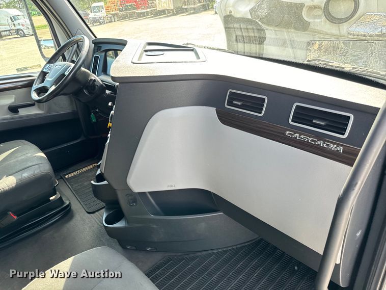 image for item NL9945 2020 Freightliner  Cascadia semi truck