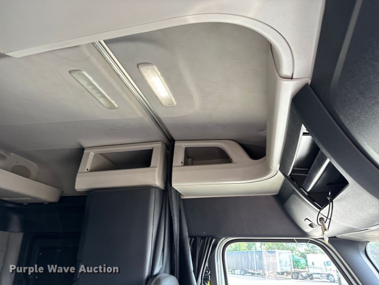 image for item NL9945 2020 Freightliner  Cascadia semi truck