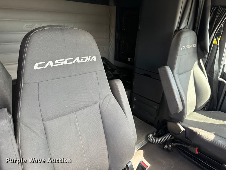 image for item NL9945 2020 Freightliner  Cascadia semi truck