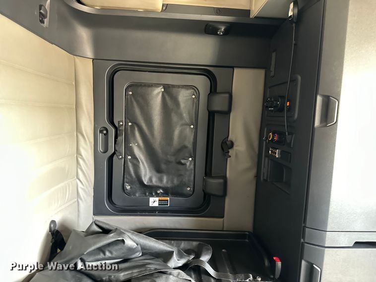 image for item NL9945 2020 Freightliner  Cascadia semi truck