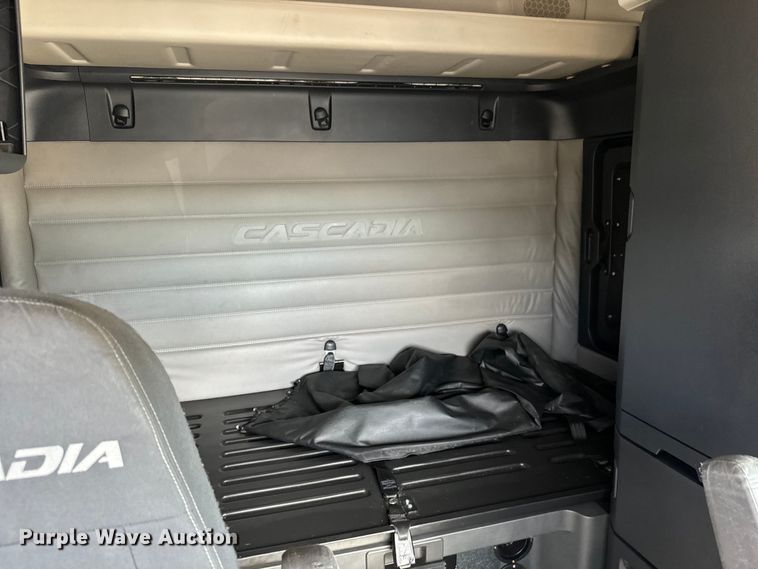 image for item NL9945 2020 Freightliner  Cascadia semi truck