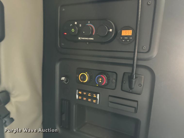 image for item NL9945 2020 Freightliner  Cascadia semi truck