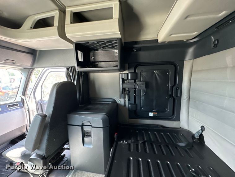 image for item NL9945 2020 Freightliner  Cascadia semi truck