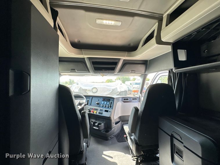 image for item NL9945 2020 Freightliner  Cascadia semi truck