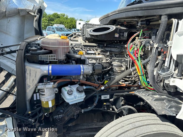 image for item NL9945 2020 Freightliner  Cascadia semi truck