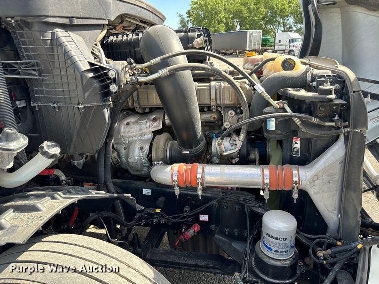 image for item NL9945 2020 Freightliner  Cascadia semi truck