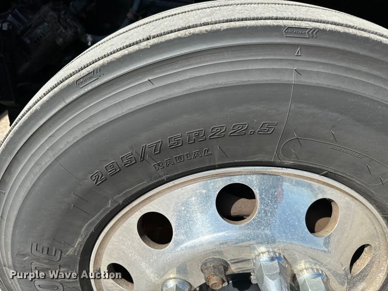 image for item NL9945 2020 Freightliner  Cascadia semi truck