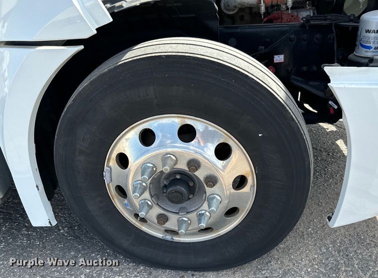 image for item NL9945 2020 Freightliner  Cascadia semi truck