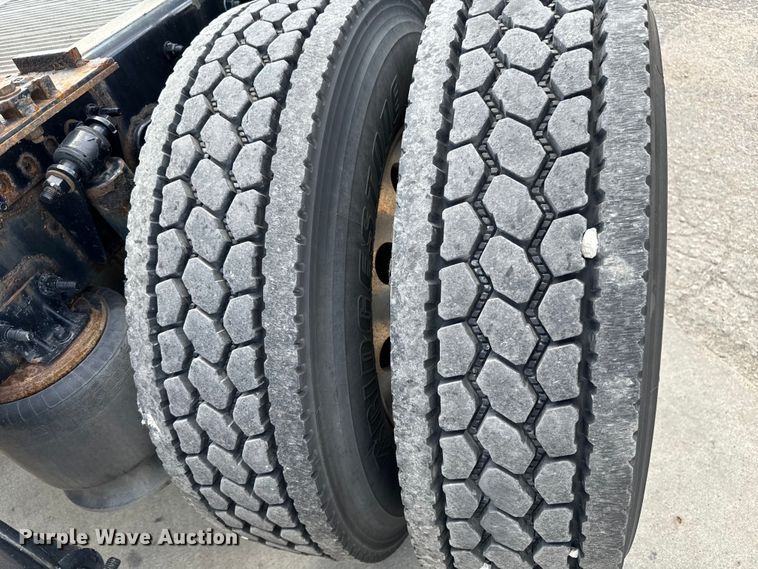 image for item NL9945 2020 Freightliner  Cascadia semi truck