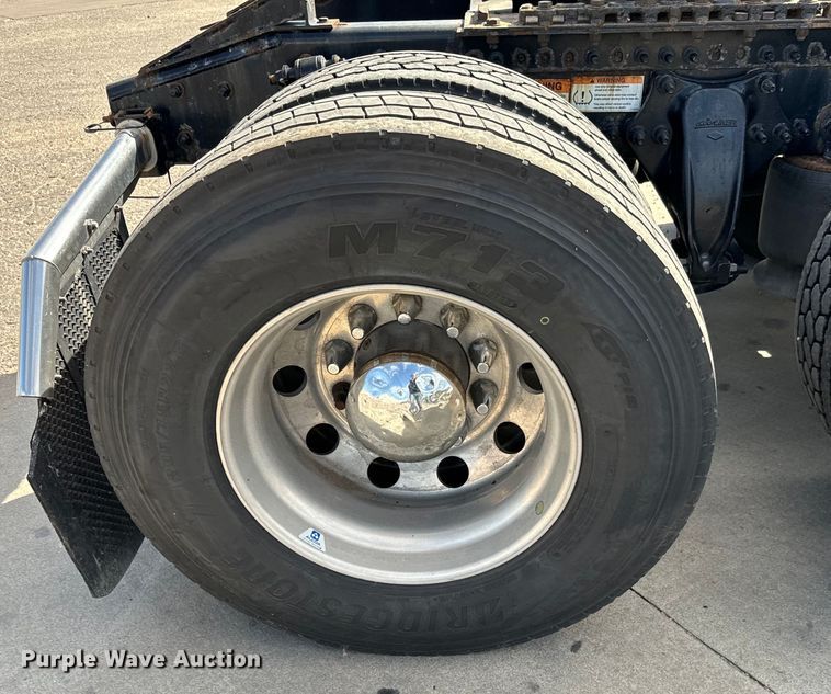 image for item NL9945 2020 Freightliner  Cascadia semi truck