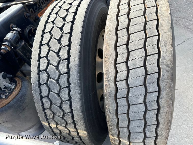 image for item NL9945 2020 Freightliner  Cascadia semi truck