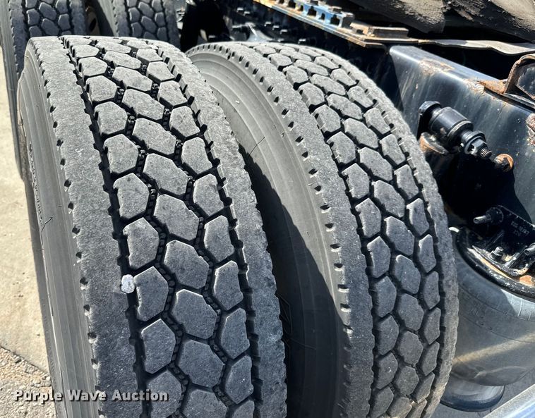 image for item NL9945 2020 Freightliner  Cascadia semi truck