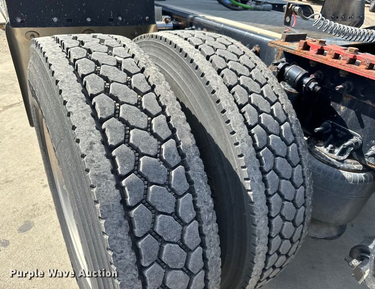 image for item NL9945 2020 Freightliner  Cascadia semi truck