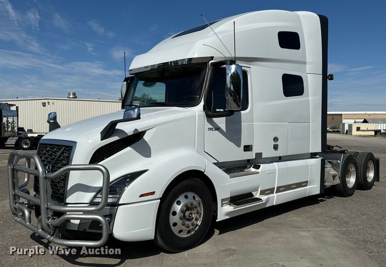 image for item NL9946 2020 Volvo VNL64T semi truck