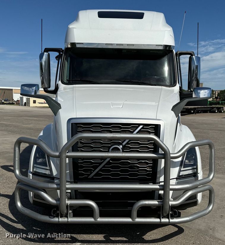 image for item NL9946 2020 Volvo VNL64T semi truck
