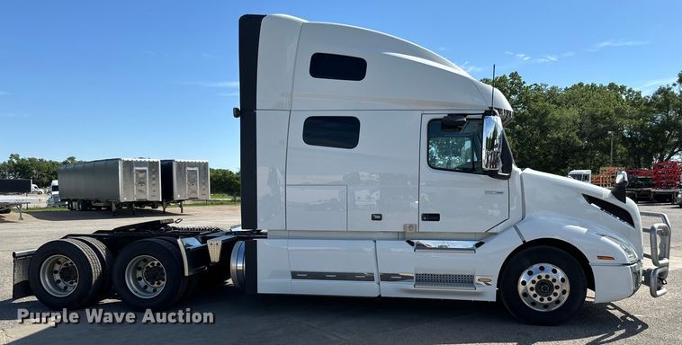 image for item NL9946 2020 Volvo VNL64T semi truck